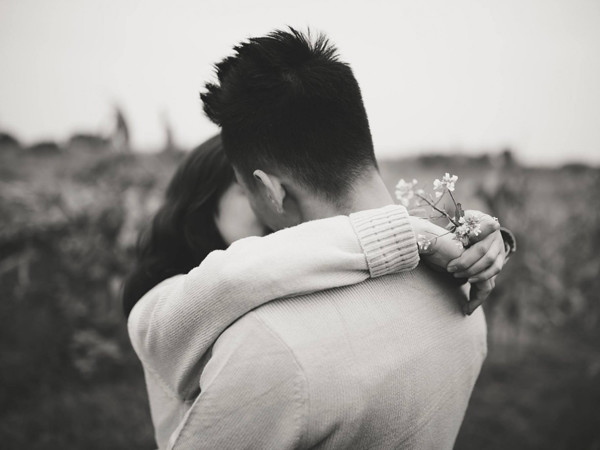 Mơ thấy người yêu cũ ôm mình là điềm gì, đen hay đỏ?