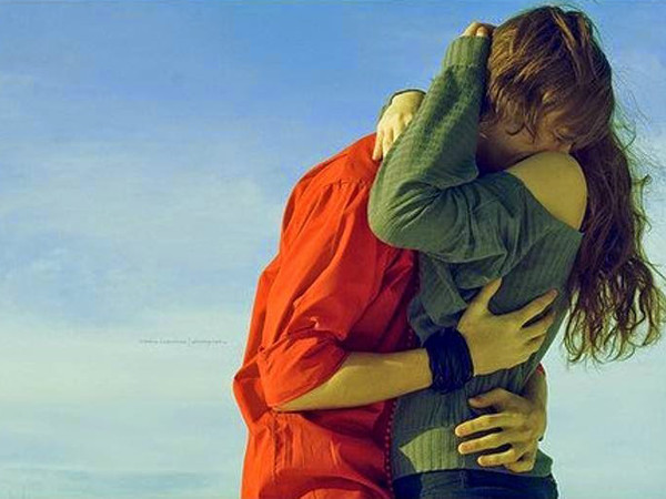 Mơ thấy người yêu cũ ôm mình là điềm gì, đen hay đỏ?
