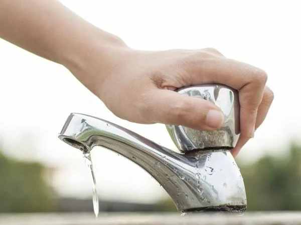 Mơ thấy vòi nước bị rò rỉ nhỏ giọt liên tục