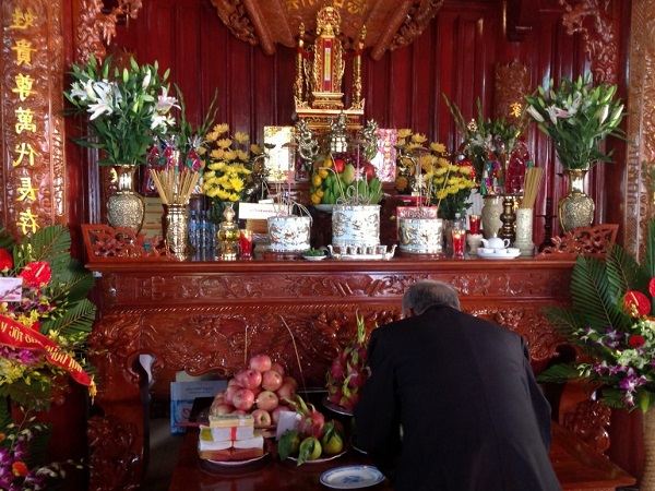 Nằm mơ thấy hoa trên bàn thờ mang điềm báo tốt hay xấu