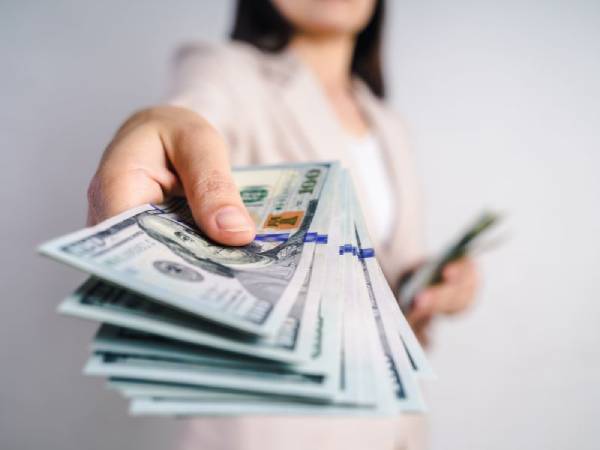 Bí ẩn đằng sau giấc mơ thấy có người trả tiền là gì?