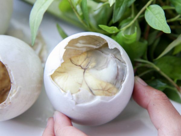 Mơ thấy trứng vịt lộn bị vỡ hoặc hỏng