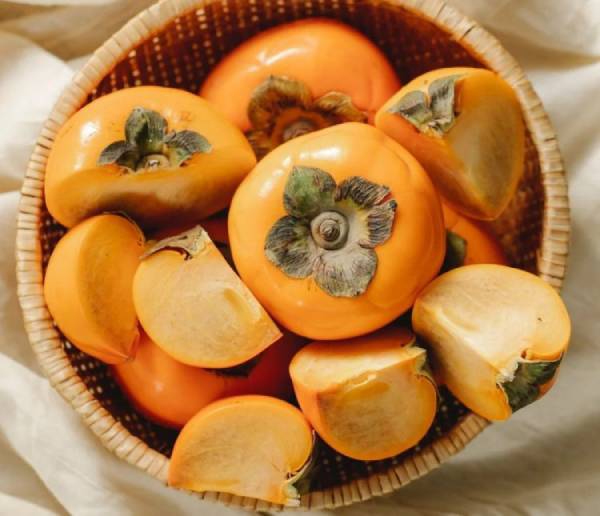 Luận giải giấc mộng thấy người khác tặng mình quả hồng