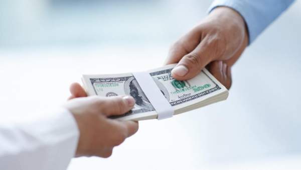 Nằm mơ thấy được cho tiền là điềm gì và nên lo hay mừng?