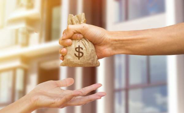 Nằm mơ thấy được cho tiền là điềm gì và nên lo hay mừng?