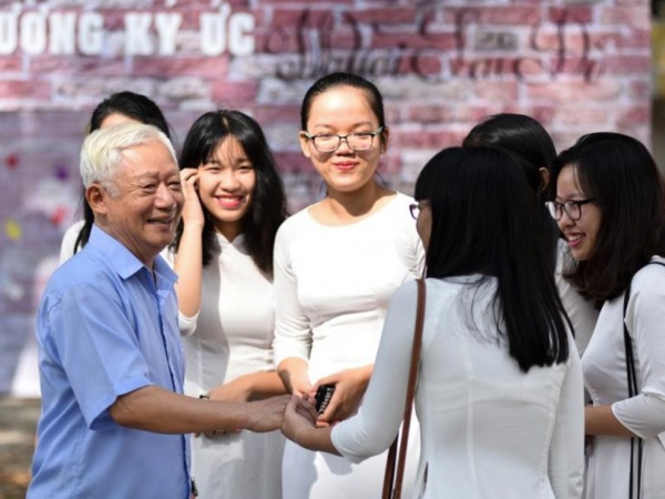 Nằm mơ thấy thầy giáo cũ là điềm gì, con số gì tài lộc?